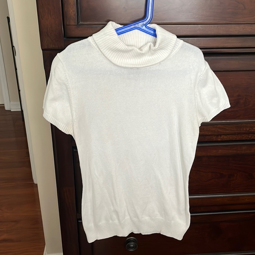 Takeout white turtle neck short sleeve sweater